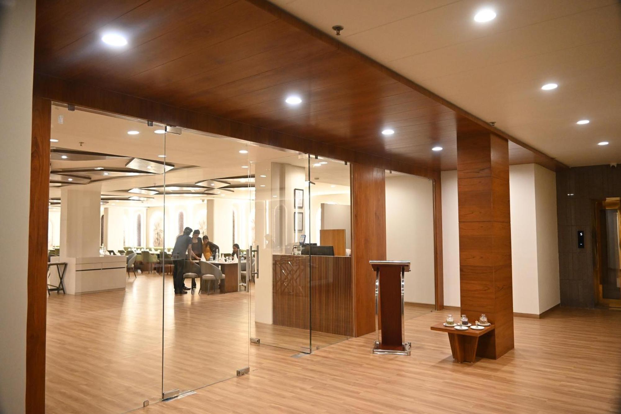 Pam Premium Hotel Vadodara Exteriör bild