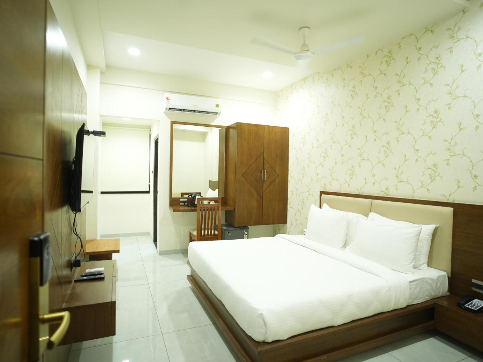 Pam Premium Hotel Vadodara Exteriör bild